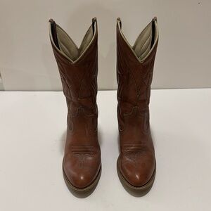 Dingo Women’s Cowboy Boots. Condition- 5 out of 10.
